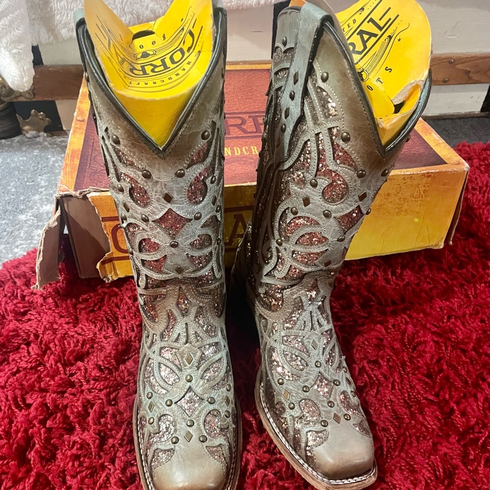 CORRAL- boots 7.5 in mint condition green and gold glitter.